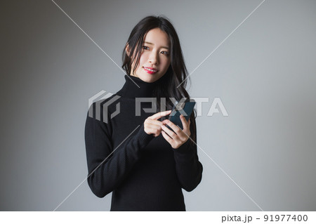 黒いニットの女性 黒いニットの女性 91977400