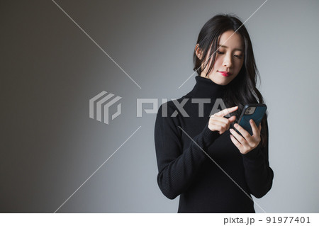 黒いニットの女性 91977401