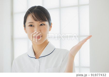 白衣の女性 91977432