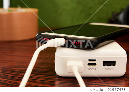 スマホ充電中 91977473