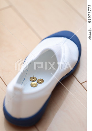 上履きに仕掛けられた画鋲 91977772