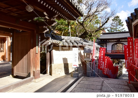 奈良県　信貴山朝護孫子寺の塔頭玉蔵院前参道 91978033