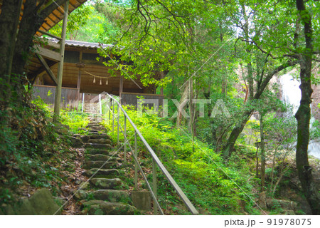 龗神社の拝殿と深谷の滝　岡山県備前市 91978075