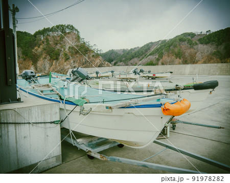 陸に揚がっているサッパ船 91978282