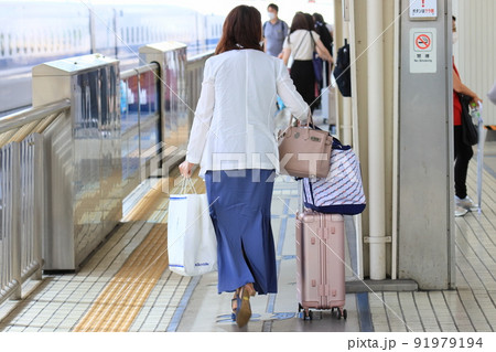 新幹線の乗客　東京駅　旅行客　新幹線のホーム 91979194