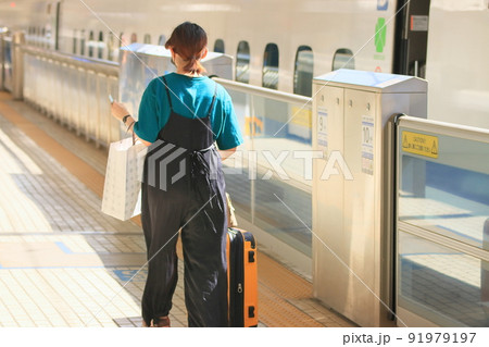 新幹線の乗客 東京駅 旅行客 新幹線のホーム 新幹線の乗客 東京駅 旅行客 新幹線のホーム 91979197