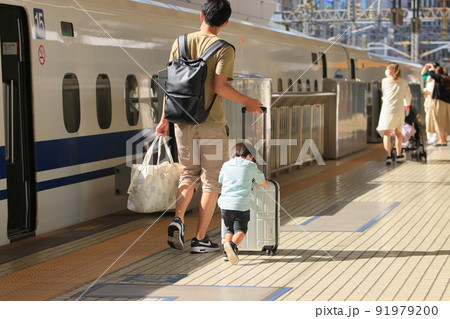 新幹線の乗客 東京駅 旅行客 新幹線のホーム 新幹線の乗客 東京駅 旅行客 新幹線のホーム 91979200