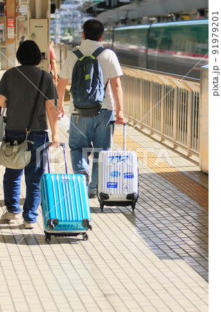 新幹線の乗客 東京駅 旅行客 新幹線のホーム 新幹線の乗客 東京駅 旅行客 新幹線のホーム 91979201