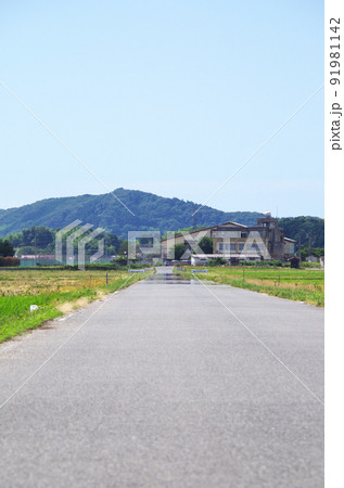 夏の炎天下のアスファルト路面に陽炎ができている光景 夏の炎天下のアスファルト路面に陽炎ができている光景 91981142