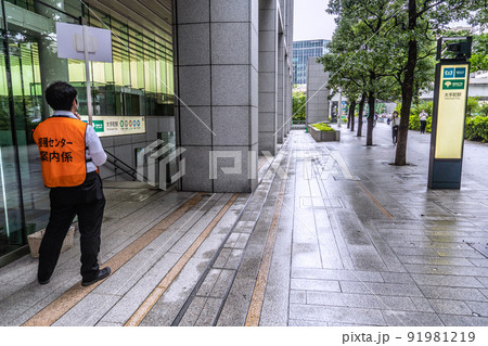 日本の東京都市景観 大手町の東京大規模接種会場に近い大手町駅C2b出入口。案内係も…=7月13日 日本の東京都市景観 大手町の東京大規模接種会場に近い大手町駅C2b出入口。案内係も…=7月13日 91981219