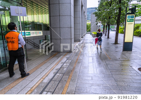 日本の東京都市景観 大手町の東京大規模接種会場に近い大手町駅C2b出入口。案内係も…=7月13日 日本の東京都市景観 大手町の東京大規模接種会場に近い大手町駅C2b出入口。案内係も…=7月13日 91981220