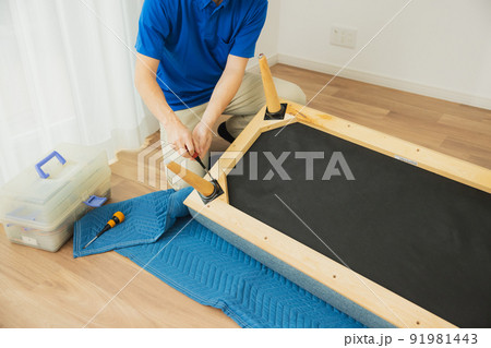 ソファを組み立てる業者 91981443