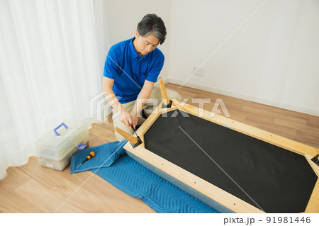 ソファを組み立てる業者 91981446