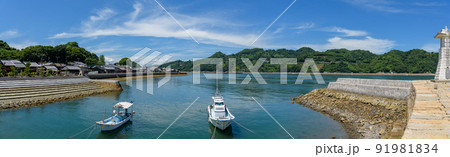瀬戸内海の海岸風景、大崎下島 御手洗の町と岡村島（パノラマ） 91981834