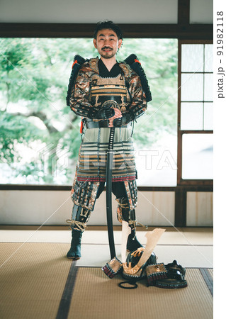 甲冑を着た髭の武将 91982118