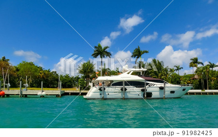 Luxurious mansion in Miami Beach, florida, U.S.A 91982425