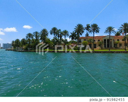Luxurious mansion in Miami Beach, florida, U.S.A Luxurious mansion in Miami Beach, florida, U.S.A 91982455