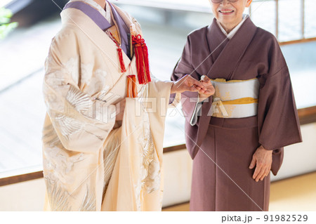 白無垢花嫁と着物のシニア 91982529