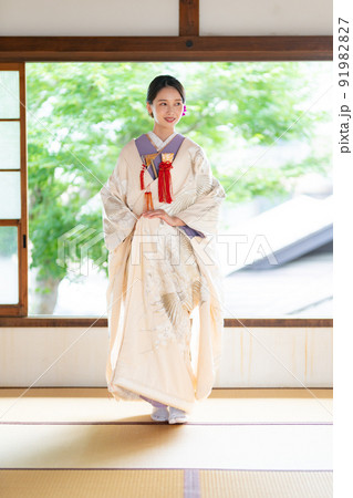 白無垢の20代女性 91982827