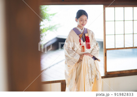 白無垢の20代女性 91982833