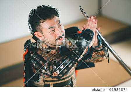 真剣白刃取りする侍 91982874