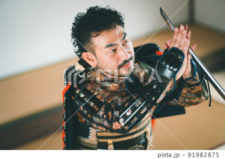 真剣白刃取りする侍 真剣白刃取りする侍 91982875