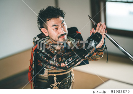 真剣白刃取りする侍 真剣白刃取りする侍 91982879