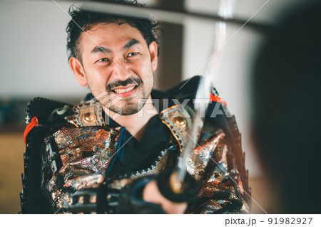 鍔迫り合いをする甲冑の侍 鍔迫り合いをする甲冑の侍 91982927