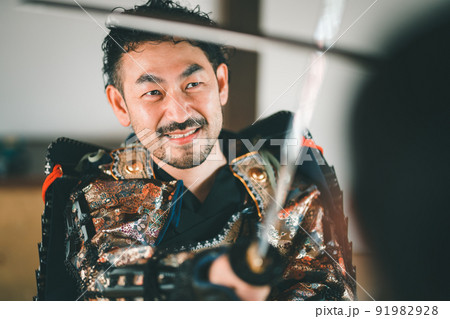 鍔迫り合いをする甲冑の侍 鍔迫り合いをする甲冑の侍 91982928