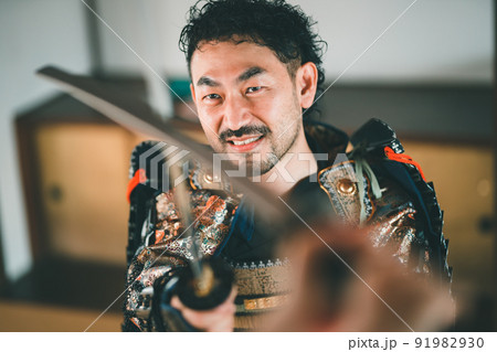 鍔迫り合いをする甲冑の侍 91982930