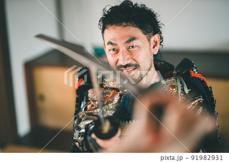 鍔迫り合いをする甲冑の侍 91982931