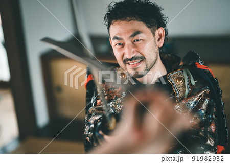 鍔迫り合いをする甲冑の侍 91982932