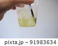 清涼感のある冷たい緑茶 91983634