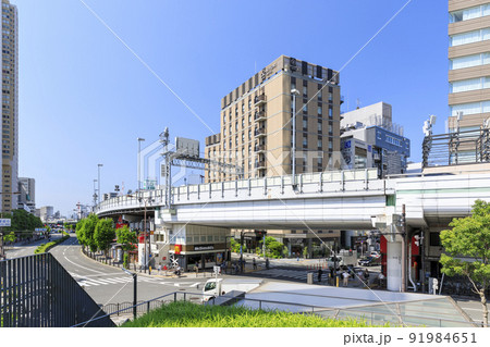 大阪市浪速区難波　初夏のパークス通と難波中交差点 91984651