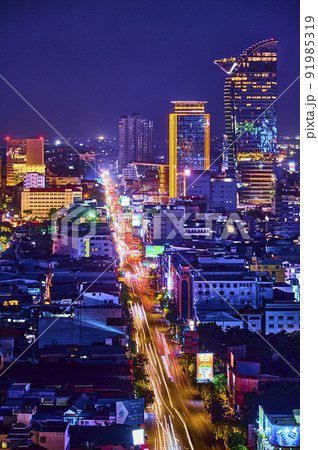 カンボジア首都プノンペンの夜景モニボン通り カンボジア首都プノンペンの夜景モニボン通り 91985319