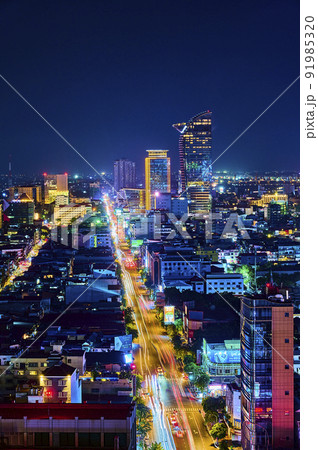 カンボジア首都プノンペンの夜景モニボン通り 91985320