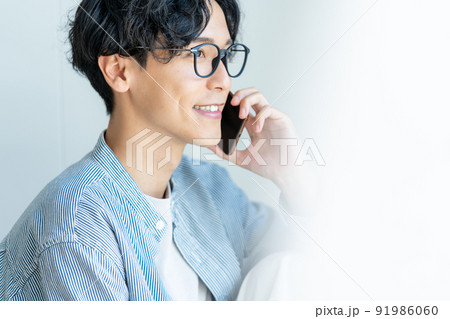 スマホで電話する若い男性 91986060