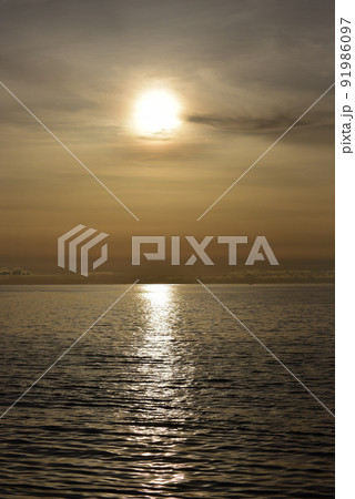 沖縄 浦添市西海岸 夏の夕景 91986097