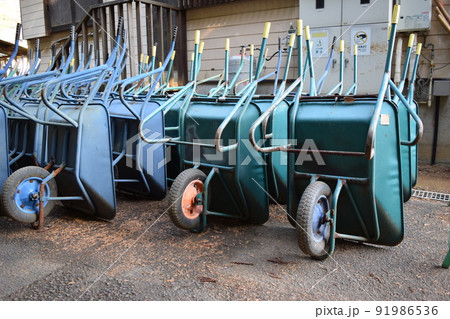 立て掛けた複数の孤輪車 立て掛けた複数の孤輪車 91986536