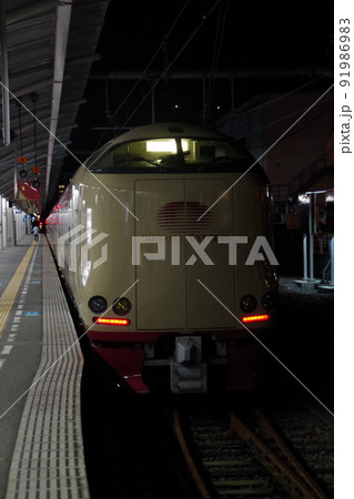 予讃線 高松駅 発車を待つサンライズ瀬戸 3 91986983