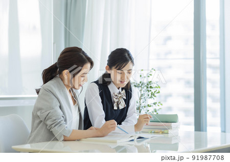 塾で個別指導を受ける女子学生 高校生 中学生 塾で個別指導を受ける女子学生 高校生 中学生 91987708
