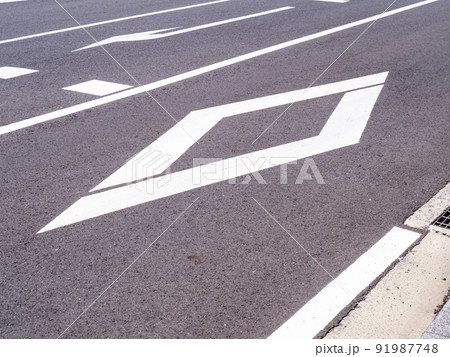 路面に描かれたダイヤマーク。道路標示(指示標示)「横断歩道又は自転車横断帯あり」。 91987748