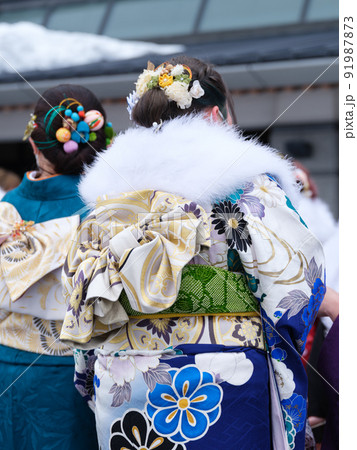 冬空のもと彩豊かな成人式の振袖姿 91987873