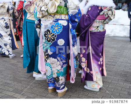 冬空のもと彩豊かな成人式の振袖姿 91987874