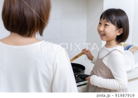 キッチンで料理をする女の子 91987919