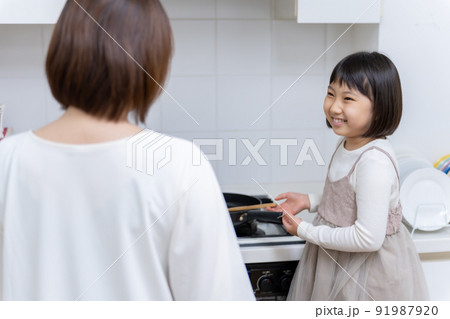 キッチンで料理をする女の子 91987920