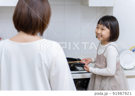 キッチンで料理をする女の子 キッチンで料理をする女の子 91987921