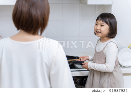 キッチンで料理をする女の子 キッチンで料理をする女の子 91987922