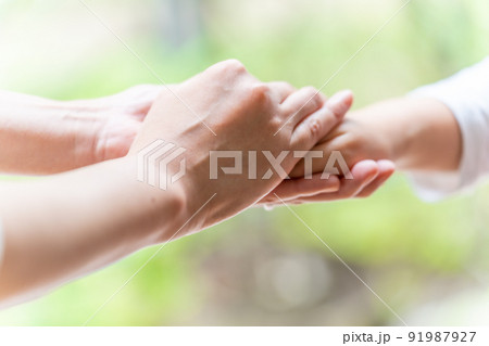 手を握る 91987927