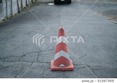 道路に設置されたスコッチコーン 道路に設置されたスコッチコーン 91987966